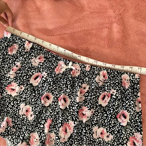 Marilyn Monroe Black & Pink Floral Cami and Short Pajama Set - Picture 6 of 14